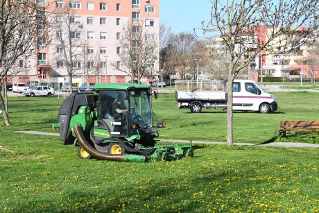 Fűnyírás Fehérváron - idén is lesznek méhlegelők